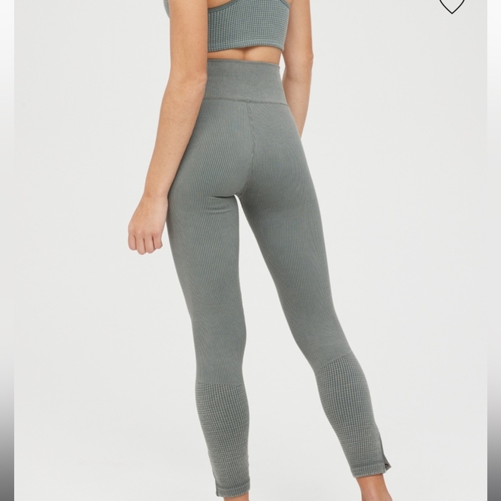 AERIE OFFLINE MAIN SQUEEZE SEAMLESS HIGH WAISTED WAFFLE LEGGING AND SPORTS BRA